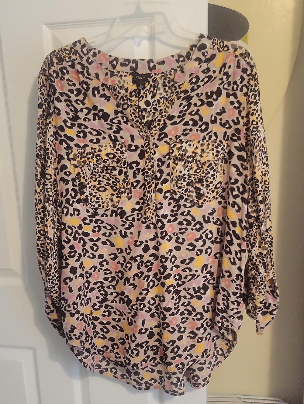intro. SzLg Pink and Yellow Leopard Print Button-Front Blouse Front pockets